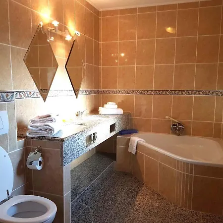 Sleeps 6 With Pool Air Con And Wifi *