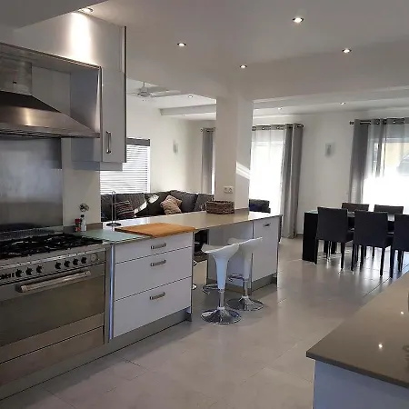 Sleeps 6 With Pool Air Con And Wifi *